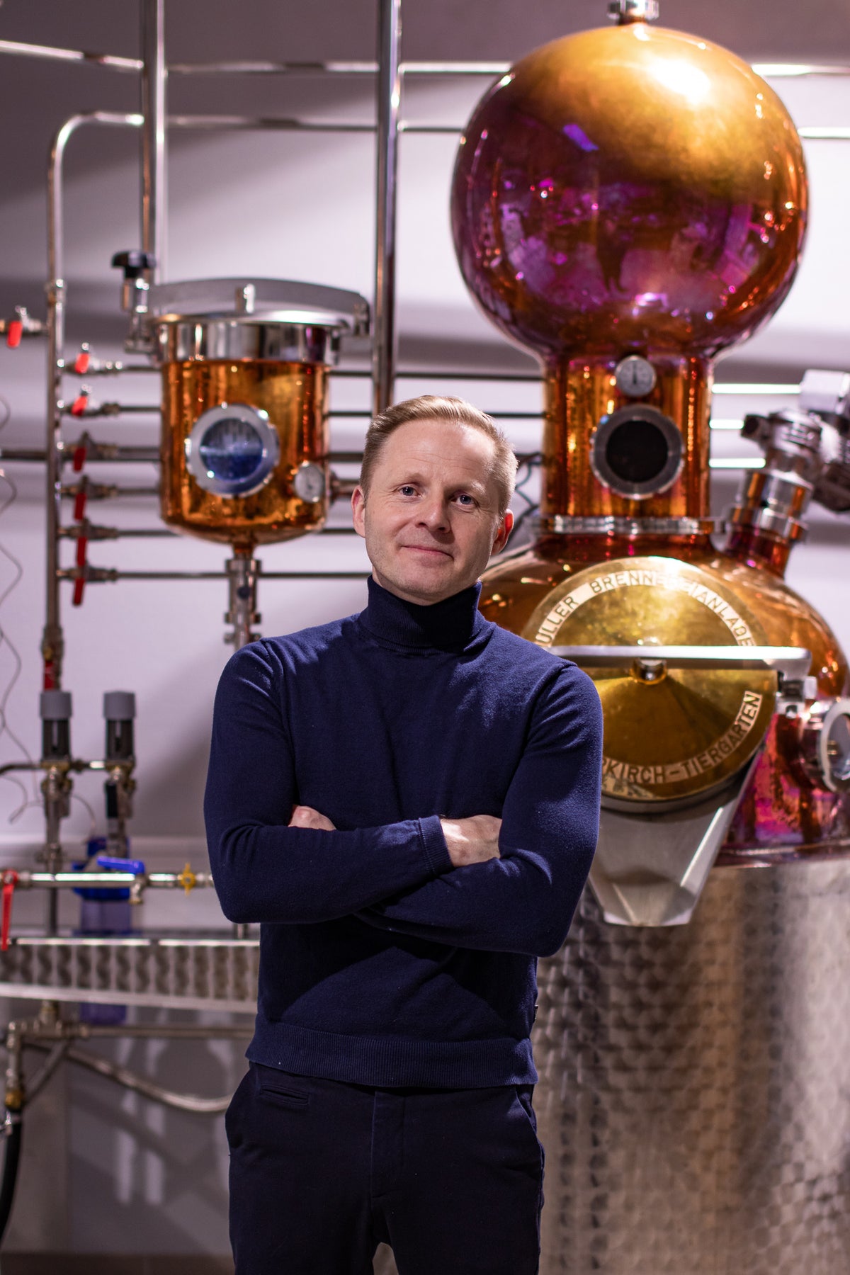 Henrik Nerst ved kobberkedlen, Wild Distillery Bornholm